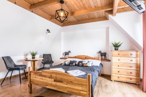 een slaapkamer met een houten bed en een bureau bij Willa u Baranów 2 in Zakopane