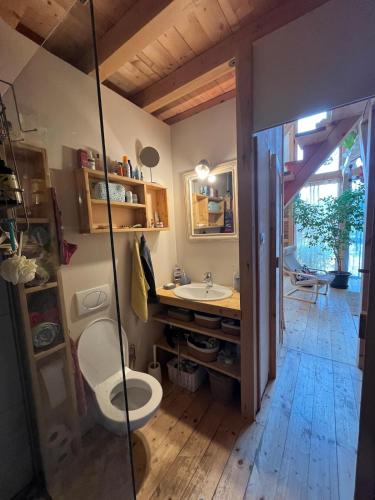 une salle de bains avec toilettes et lavabo dans l'établissement Cozy frame house in the wood, 