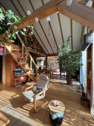 ein Wohnzimmer mit einem Stuhl und einem Tisch in der Unterkunft Cozy frame house in the wood 