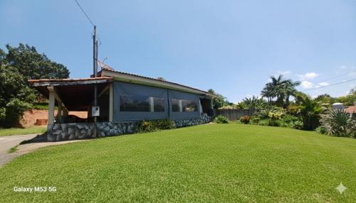 a house with a large lawn in front of it at Chácara maravilha in Monte Sião