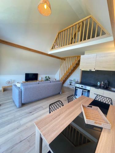 Khu vực ghế ngồi tại Chalés Luna In Rio A-Frame piscina privada Natureza & Tranquilidade no Minho