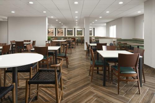 Ресторан / где поесть в Fairfield Inn & Suites by Marriott Newark Liberty International Airport