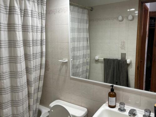 ein Badezimmer mit Waschbecken, Toilette und Spiegel in der Unterkunft Maravilloso Dep Amarilla Beach in Concón