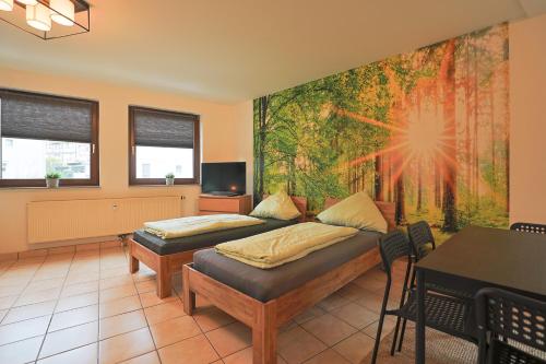 Ferienwohnung in Lohfelden nahe Kassel في لوهْفيلدِن: غرفة نوم بها سريرين ولوحة على الحائط