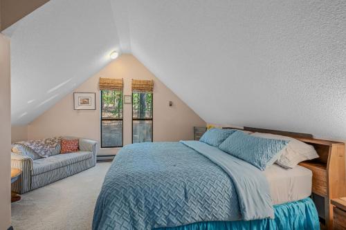 Ένα ή περισσότερα κρεβάτια σε δωμάτιο στο Fox Hollow - Hot Tub, Wifi, Pet Friendly, Screen Porch, Deck, Recreation Center, Pool Access, Golf Nearby, Hiking, Grill, Fireplace, King Bed