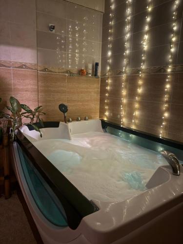 uma grande banheira com luzes na casa de banho em OAsis du VoyAgeuR a peaceful appartement for stop over em Abidjan