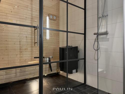 eine Dusche mit Glastür im Badezimmer in der Unterkunft Lindvallen Ski Resort Pool and Padel - Sauna - 6 Guests in Sälen