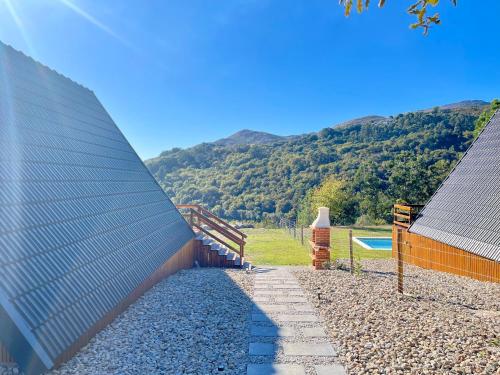 Nespecifikovaný výhled na hory nebo výhled na hory při pohledu z chaty