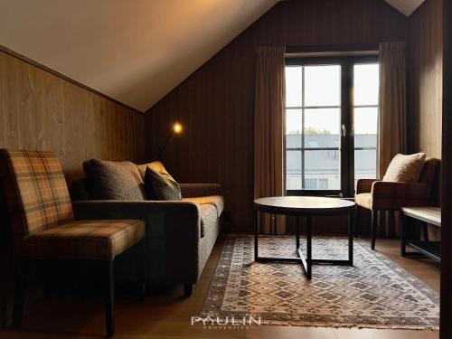 ein Wohnzimmer mit einer Couch und einem Tisch und einem Fenster in der Unterkunft Lindvallen Ski Resort Pool and Padel - Sauna - 6 Guests in Sälen