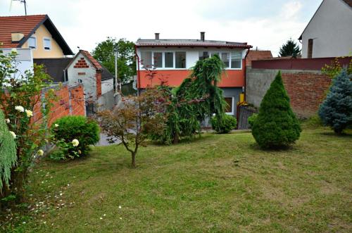 Apartment Slavonska Kuća tesisinin dışında bir bahçe