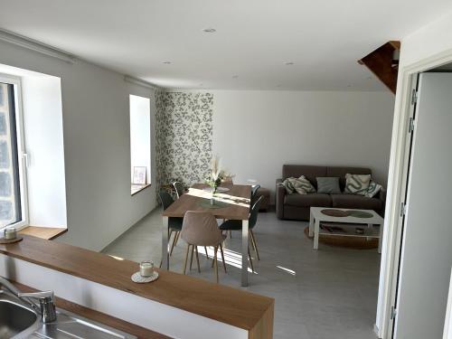 una sala de estar con un sofá y una mesa en Le Sillage Vert, en Rosnoën