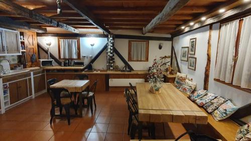 eine Küche und ein Esszimmer mit Tisch und Stühlen in der Unterkunft Chaleureuse Maison de pays Serre Chevalier4étoiles in Le Monêtier-les-Bains