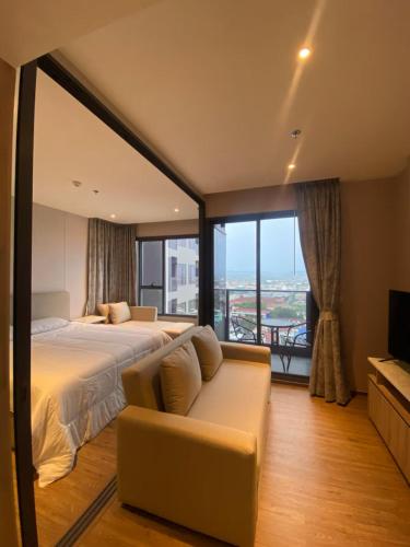 Postel nebo postele na pokoji v ubytování Once芭提雅市中心顶级豪华公寓超美无边泳池