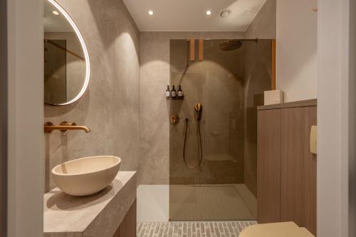 a bathroom with a bowl sink and a shower at Luxe Guestroom free bikes and parking in Bruges