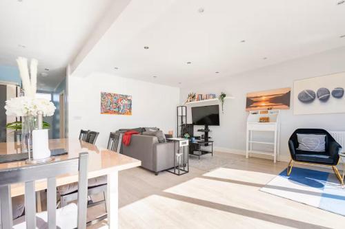 TV a/nebo společenská místnost v ubytování Luxurious Modern Spacious house in London Brixton