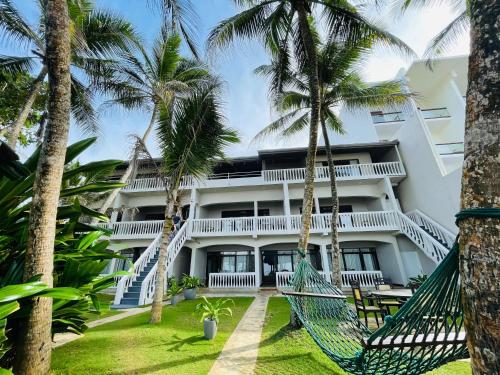 vista esterna di un resort con palme di Suite Lanka a Hikkaduwa