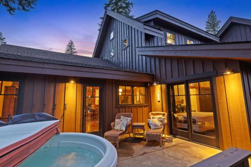 una casa con vasca idromassaggio su un patio di 5BD FairwayView HotTub Fireplaces Firepit BBQ a Roslyn