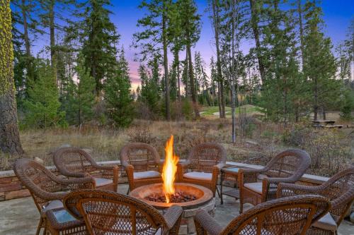 un gruppo di sedie intorno a un focolare di 5BD FairwayView HotTub Fireplaces Firepit BBQ a Roslyn