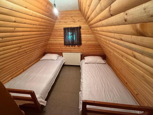 Ένα ή περισσότερα κρεβάτια σε δωμάτιο στο Vikendica Golija