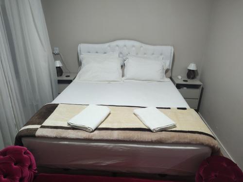 ペーニャにあるFamily houseの白いタオルが2枚敷かれたベッド