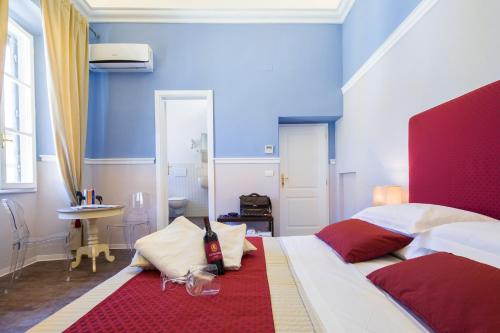 フィレンツェにあるB&B Residenza San Gallo 79の赤と青の壁のベッドルーム1室(大型ベッド1台付)