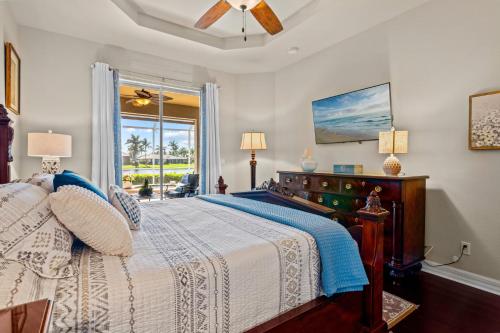 Ένα ή περισσότερα κρεβάτια σε δωμάτιο στο Royal Sereni Tee - Cape Royal Golf Community