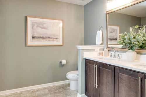 Vannituba majutusasutuses Explore Beaches and May River! Family Bluffton Home