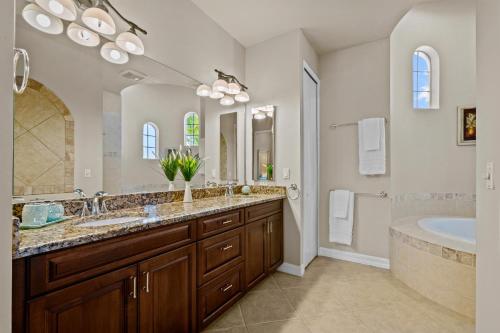 Ένα μπάνιο στο Royal Sereni Tee - Cape Royal Golf Community