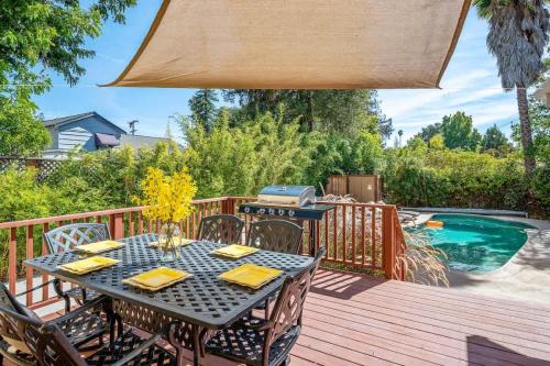 Πισίνα στο ή κοντά στο Modern Napa 3BD Wine Country Escape with Pool and Spa