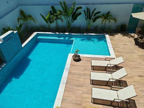 Bazén v ubytování Aptos em cond. c/ Piscina e Churrasqueira, Imbassaí - FOSs nebo v jeho okolí