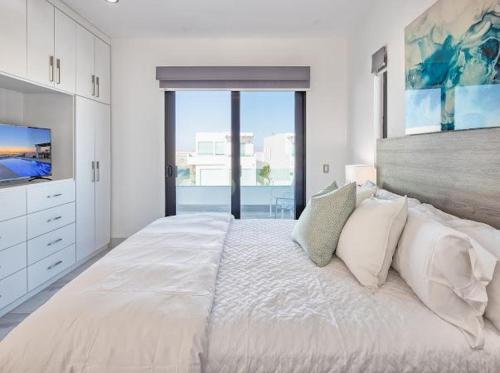 Ένα ή περισσότερα κρεβάτια σε δωμάτιο στο One-of-a-Kind Sunset Beach House Oceanfront/Islas Del Mar