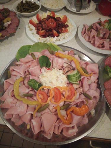 Un plato de comida con carne y verduras en una mesa. en Horská chata Roubenka, en Strážné