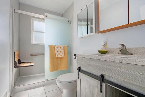 un bagno con un water e un lavandino di Lake Trail Cottage a Michigan City