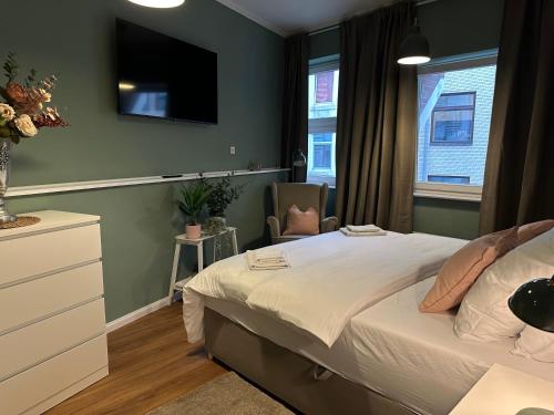 Un dormitorio con una cama y un televisor en la pared. en Attraktives City-Apartment No4, en Bremen