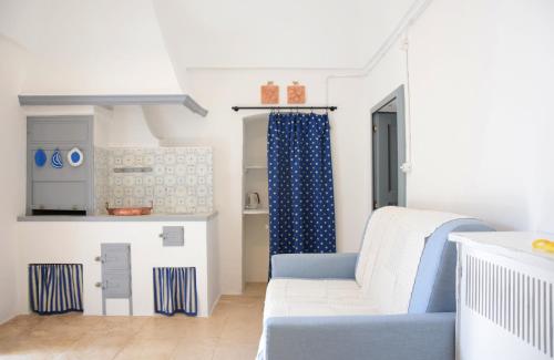 un soggiorno con divano e una cucina di Corte Trullo Sovrano B&B ad Alberobello