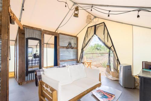 Ένα ή περισσότερα κρεβάτια σε δωμάτιο στο Cozy Old West Retreat by Tombstone