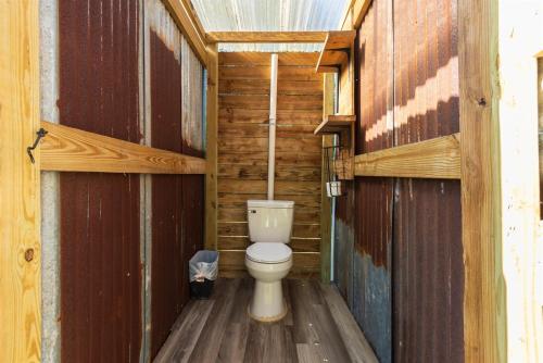 Koupelna v ubytování Cozy Nights Glamping by Sam Houston National Park