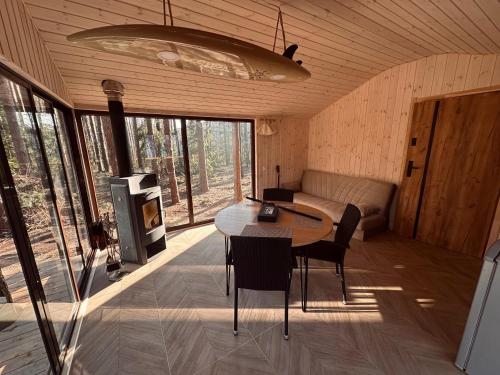 PaplatelėにあるeL Pakrantėのテーブルと椅子とソファのある部屋