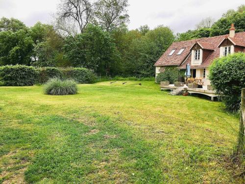 ein Haus auf einem Feld mit einem Rasenplatz in der Unterkunft Beauval Zoo & Châteaux, 2 bedroom house in La Celle-sous-Gouzon