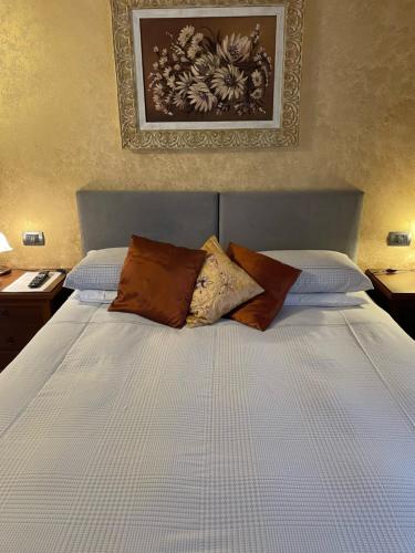 ein Schlafzimmer mit einem Bett mit zwei Kissen darauf in der Unterkunft B&B Da Isa 