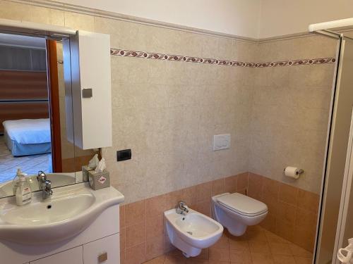 ein Badezimmer mit Waschbecken und Toilette in der Unterkunft B&B Da Isa 