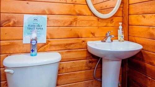 Ένα μπάνιο στο Fireside Nights with a Peaceful River Stay