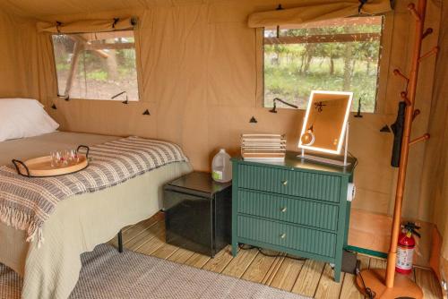 una camera da letto con un letto e un comodino con un letto e una finestra di Boutique Vineyard Stay at Painted Prairie a Currie