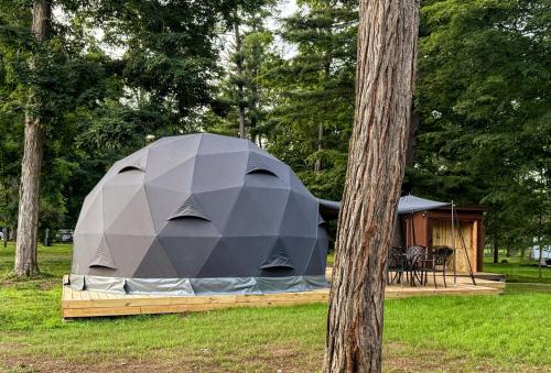 Κήπος έξω από το Luxury Catskill Mountains Dome Retreat
