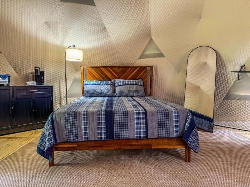 Postel nebo postele na pokoji v ubytování Luxury Catskill Mountains Dome Retreat