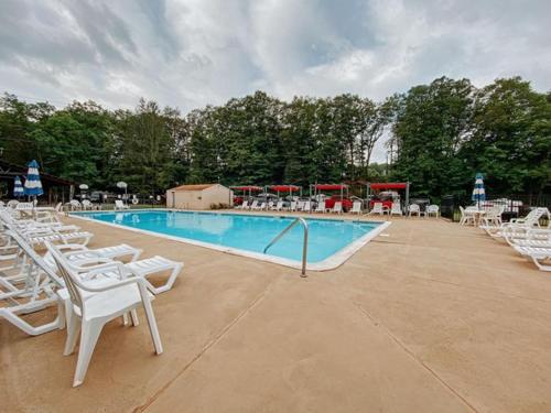 Bazén v ubytování Luxury Catskill Mountains Dome Retreat nebo v jeho okolí