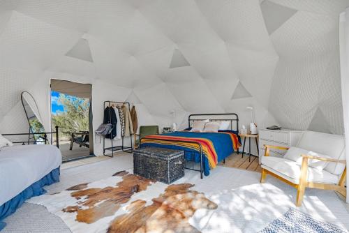 Ένα ή περισσότερα κρεβάτια σε δωμάτιο στο Boutique Glamping Dome Escape by Grand Canyon