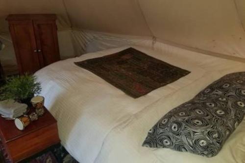 Ένα ή περισσότερα κρεβάτια σε δωμάτιο στο Cozy Bell Tent in Palomar Mountains