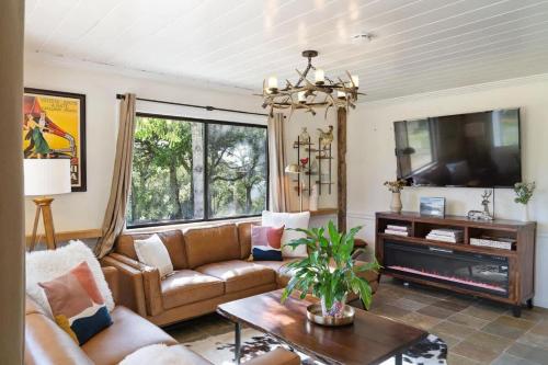 TV a/nebo společenská místnost v ubytování WineCountry Retreat with Casita Bocce & Sunset Views