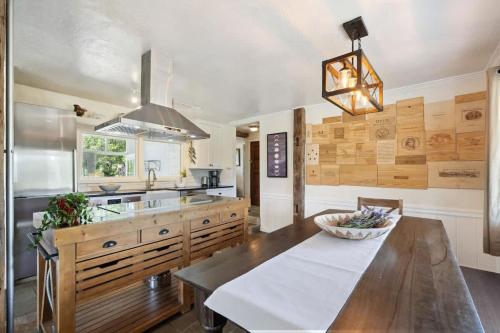 Kuchyň nebo kuchyňský kout v ubytování WineCountry Retreat with Casita Bocce & Sunset Views